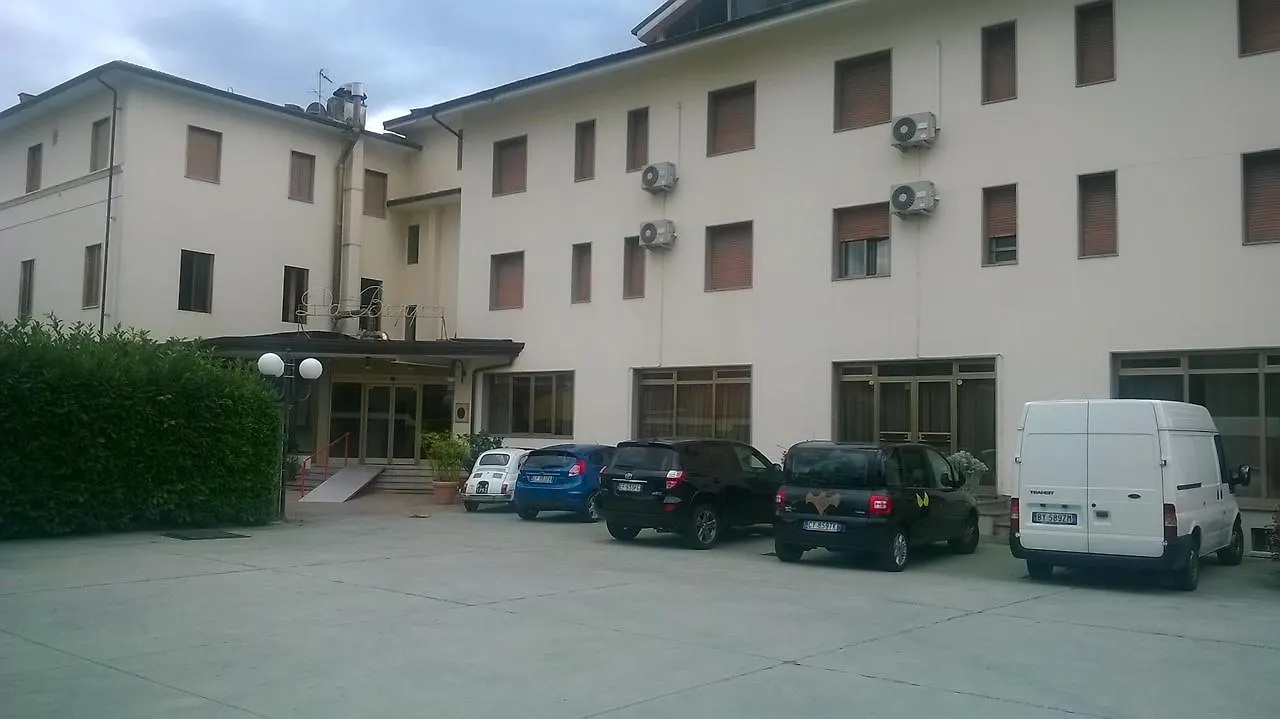Hotel Da Beppe Chiesina Uzzanese 3*,